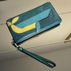 Fossil Teal and Yellow Whale Clutch Wristlet